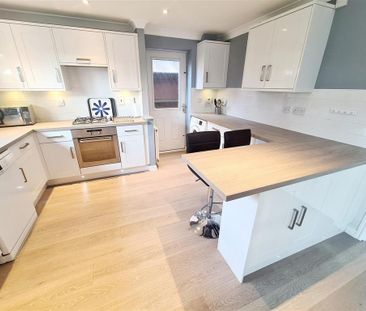 4 bedroom detached house to rent - Photo 2