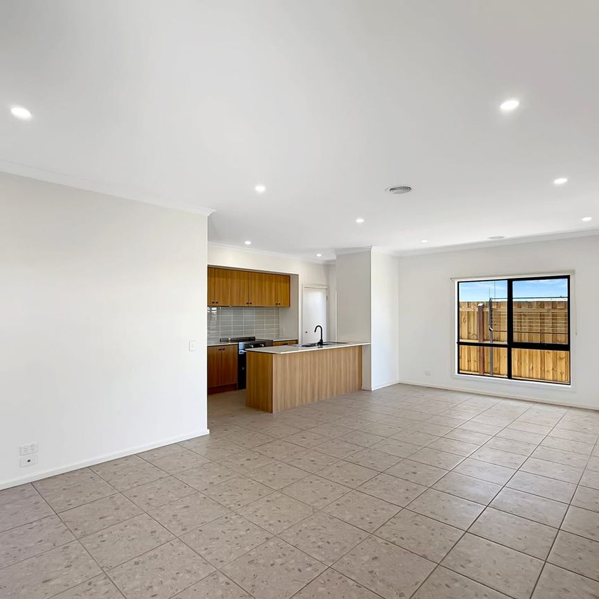 🏡 Brand New 4-Bedroom House in Eynesbury - $350pw - Photo 1