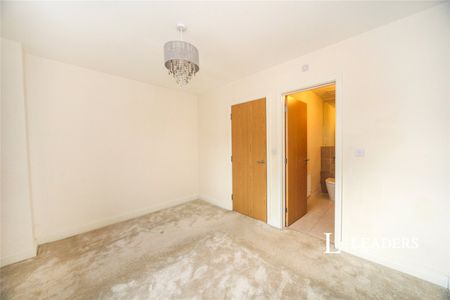 4 bedroom semi detached to rent Hazel Mead, Dunstable, LU5 - Photo 3