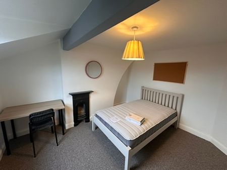 *One room available* 6 bedroom house - Photo 3