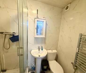 4 bed detached bungalow to rent in Copperfield Avenue, Uxbridge, UB8 - Photo 1