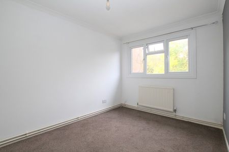 3 Bedroom Terraced House - Photo 3