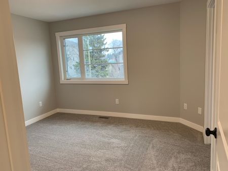 Like New Duplex! Modern 3 Bedroom, 2.5 Bathroom Home - Photo 5