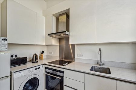 2 bedroom flat in London - Photo 3