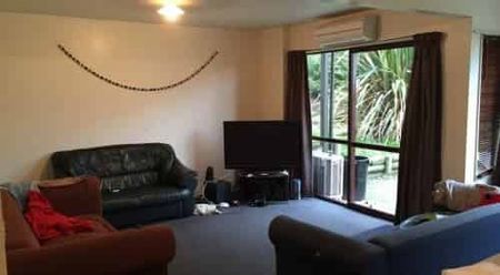 Sunny 6 bedroom flat in prime location - Photo 2