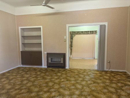 Lovely family home close to centre of town - Photo 2