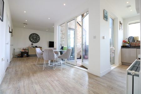 3 Bed Flat, Orchid Mews, NW10 - Photo 3