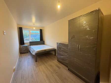 1 bedroom in a house share to rent - Photo 2