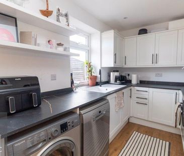 3 bedroom semi-detached bungalow to rent - Photo 6