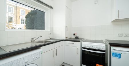 Bright and spacious studio apartment in a peaceful but highly convenient location close to Stockwell and Vauxhall stations. - Photo 2