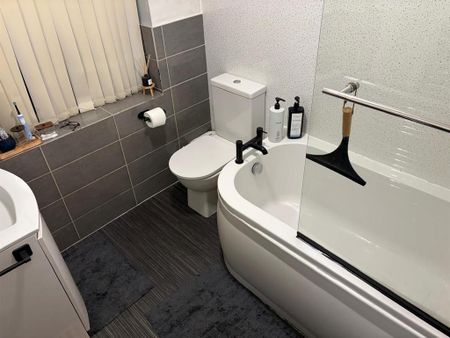 4 bedroom semi-detached house to rent - Photo 4