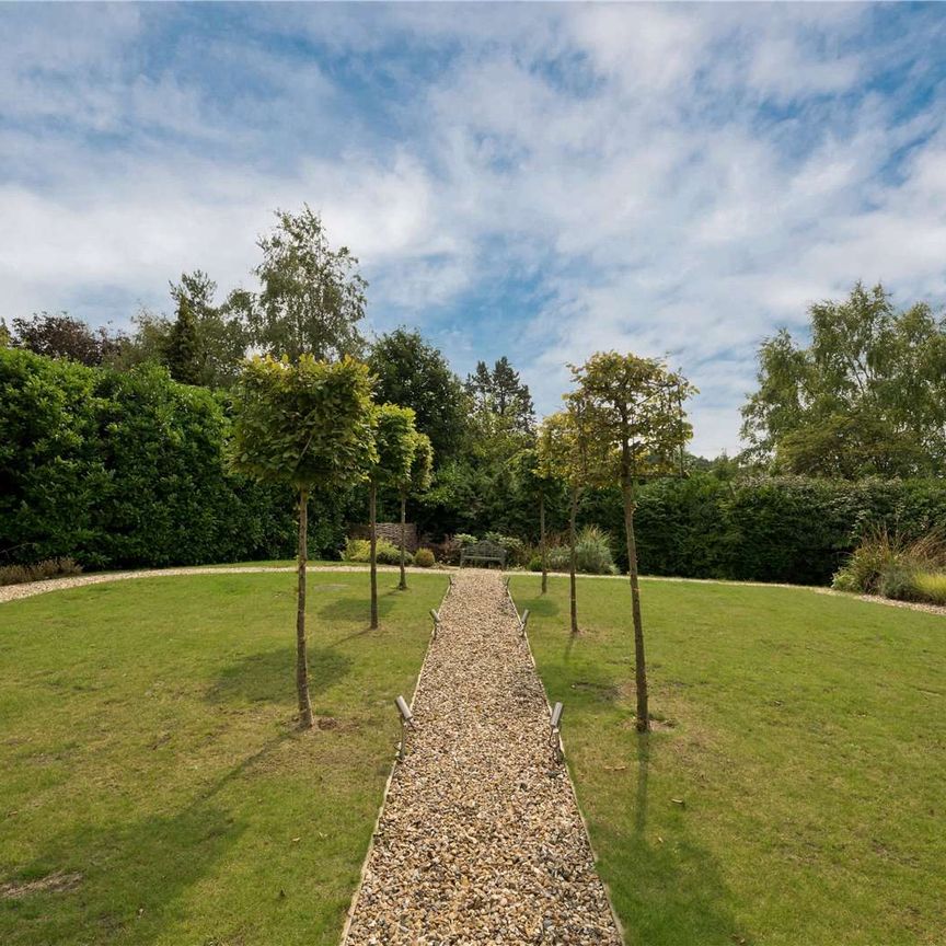 An impressive penthouse apartment with fantastic views and a high end finish in one of Guildford's most prestigious locations. - Photo 1