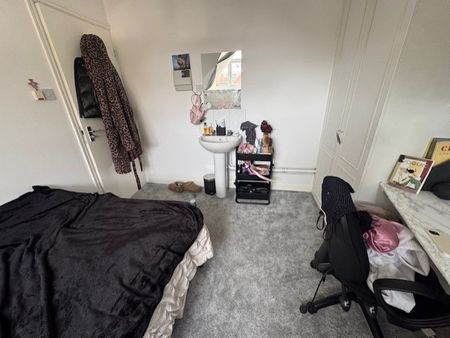 10 Bed Detached House, Ebberston Terrace, LS6 - Photo 5