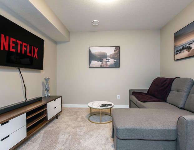 "Charming 1-Bedroom Walkout Basement Suite | 750 sq ft | Ideal Living Space" | Edmonton - Photo 1