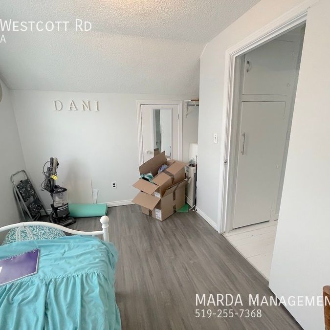 SPACIOUS AND UPDATED 3 BED/1 BATH EAST END HOME + UTILITIES - Photo 1