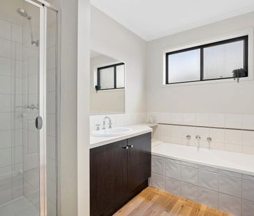 Low Maintenance 3 Bedroom Home in Prime Flora Hill - Photo 1