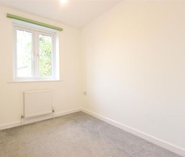 4 bedroom end of terrace house to rent - Photo 1