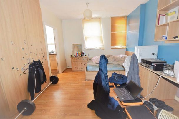 1 bedroom Studio in Flat 6, Leeds - Photo 1