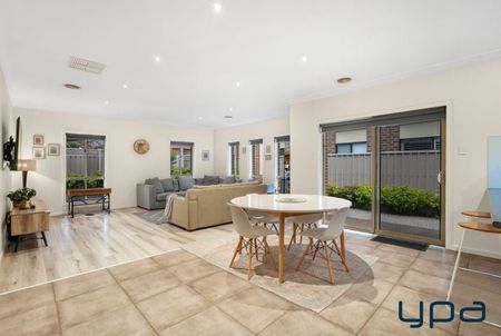 Prestigious Family Home in a Prime Boardwalk Estate Location ! - Photo 3