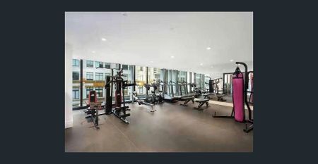 Ultimate CBD living in 130 Hyde Park - Photo 3