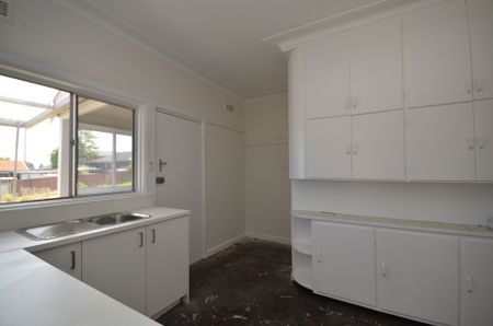 Renovated 3 Bedroom House&excl;&excl; - Photo 4