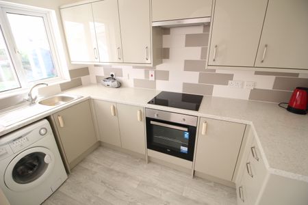 3 bedroom semi-detached house to rent - Photo 3