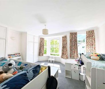 The Crescent, Farnham, Surrey, GU9 - Photo 4