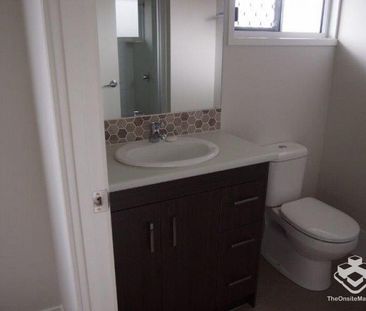 3 Bedroom Spacious Townhouse, Close to Motorway - Photo 4