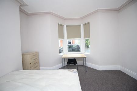 2 bedroom Student Flat to rent in Hazelwood Avenue, Newcastle Upon Tyne - Photo 2