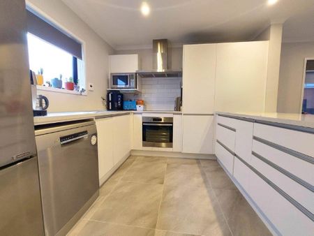 Modern Townhouse in Silverdale - Photo 2