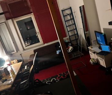 Großes Möbliertes WG-Zimmer in zentraler Lage ab sofort - Photo 1