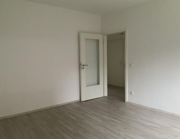 Helle 4-Zimmer-Etagenwohnung in Gelsenkirchen  96,7 m² mit Badfenster und Wanne - Photo 1