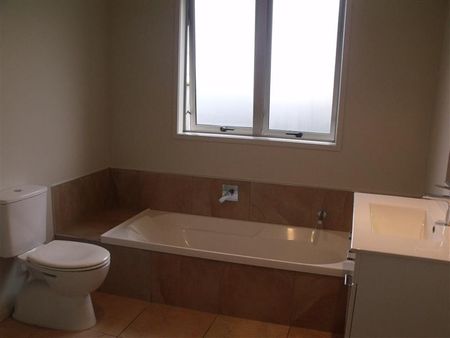 1109 Karamu Road North, Mayfair - Photo 3