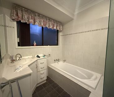 Fully furnished room in Calamvale – Shared house with pool - Photo 1