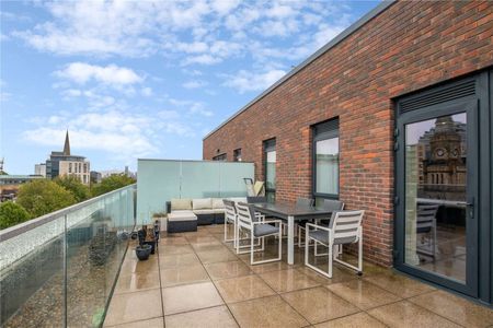 Stylish and carefully considered throughout, this eye-catching 3 bedroom property features two en-suite bathrooms and a large private roof terrace. - Photo 5