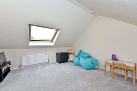 A spacious three bedroom duplex with private garden, garage and allocated parking space - Photo 2