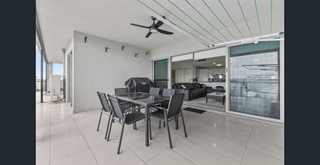 Spacious apartment with expansive outdoor areas - Photo 4