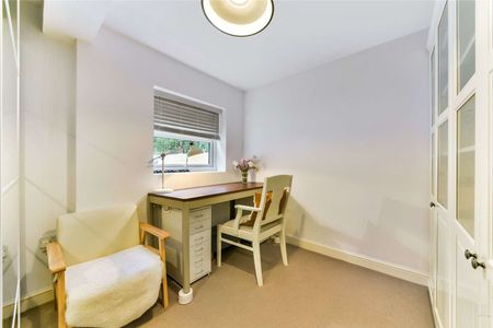 An immaculately presented two bedroom garden flat. - Photo 3