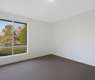 MODERN FAMILY LIVING IN MACARTHUR GROVE ESTATE - Photo 2