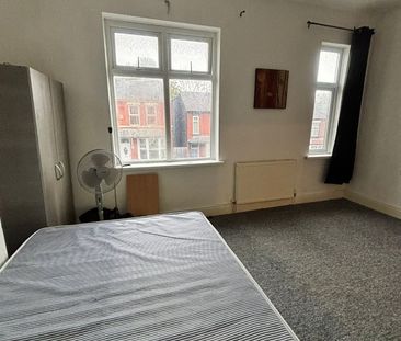 Room in a Shared Flat, Ashley Lane, M9 - Photo 2