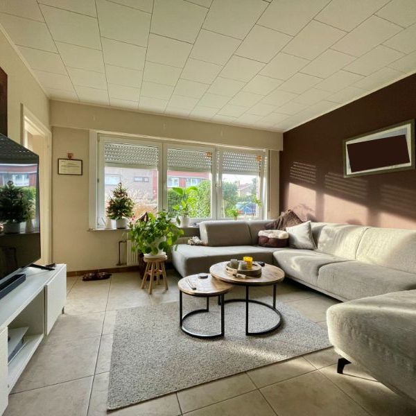 GELIJKVLOERS APPARTEMENT MET TWEE SLAAPKAMERS, TUIN EN GARAGE TE HUUR - Foto 1