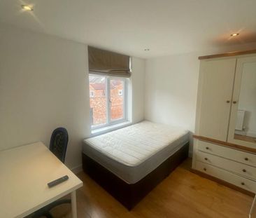 55 Leopold Street - Front door access 4 bed 2 bathLoughborough - Photo 2