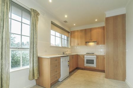 Spacious & Light-Filled 3-Bedroom Unit in Quiet Surrey Hills Location - Photo 5
