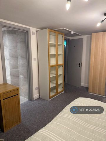 1 bedroom in a house share to rent - Photo 4