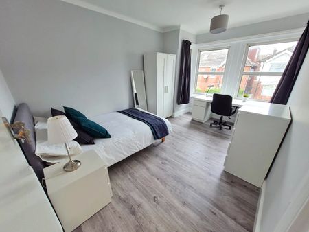 6 Bed Semi-Detached House, Wilton Avenue, SO15 - Photo 5