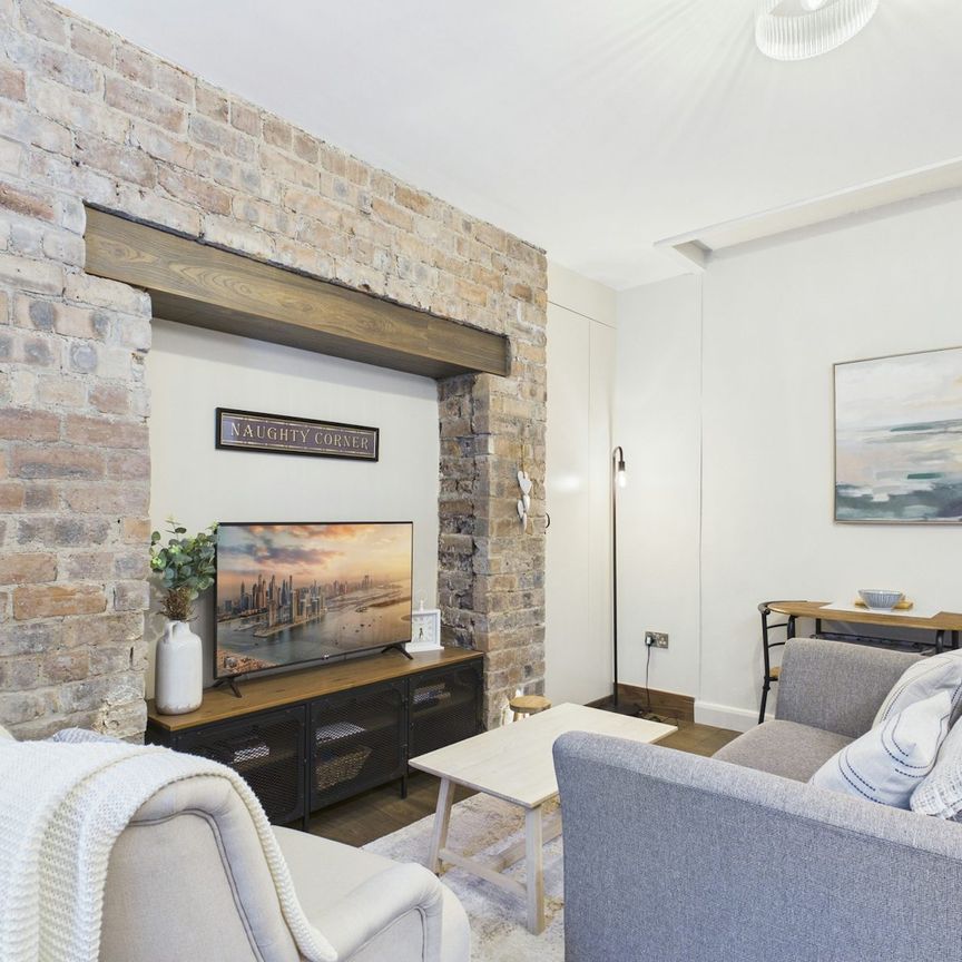 Flat to rent on - Photo 1