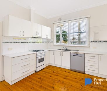 "Spacious & Freshly Updated Home in Convenient North Bendigo" - Photo 6
