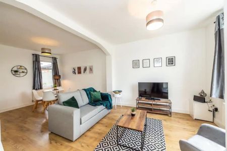 5 Bed Semi-Detached House, Ridley Road, L6 - Photo 3