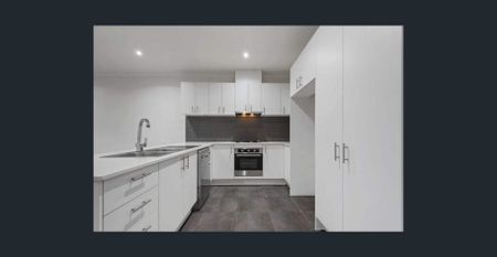 Spacious 3-Bed, 2-Bath Home in Prime Point Cook Location - Photo 2