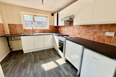 3 bedroom semi-detached house to rent - Photo 3